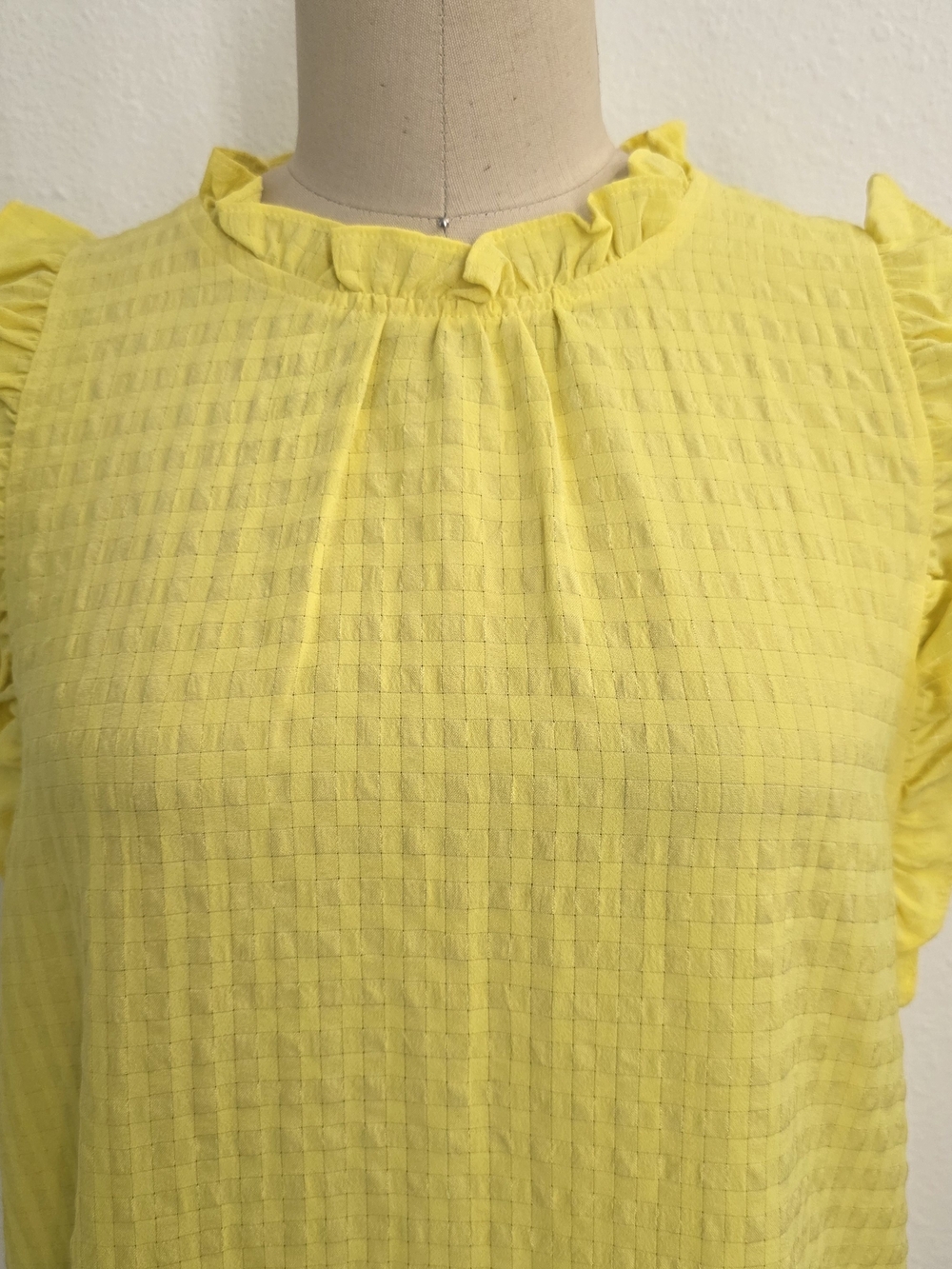 THML Textured Ruffle Sleeve Blouse | Chic Size M - Picture 2 of 7
